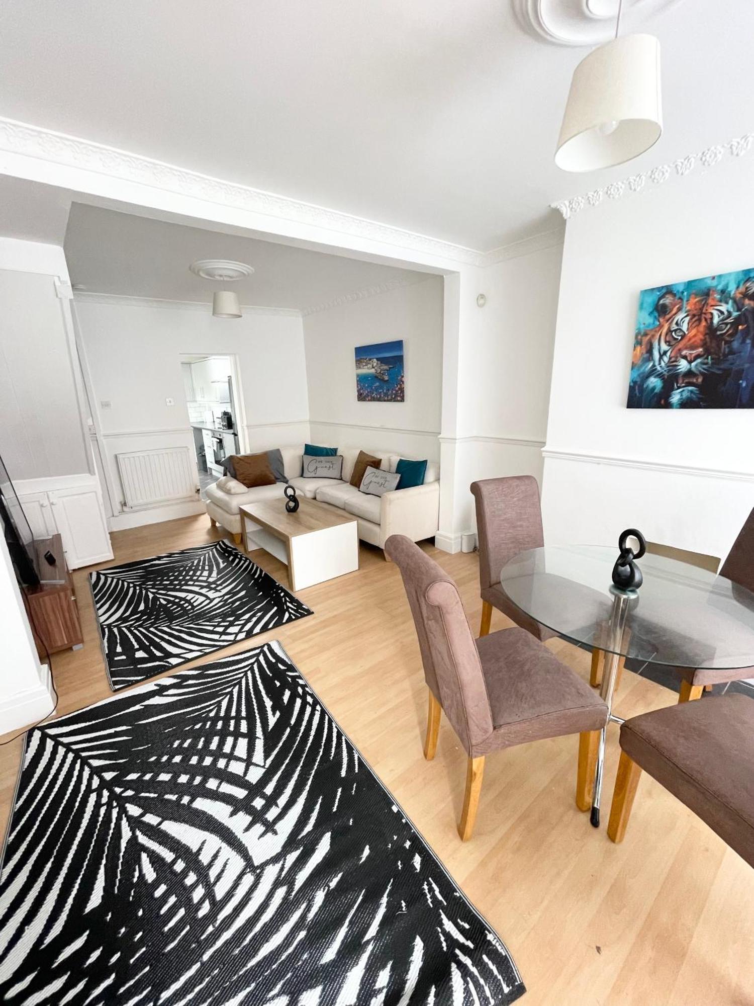 Cute 2 Bedroom Townhouse With Free Street Parking 80 Pound Deposit Returned Next Day Before 1pm If No Damages
